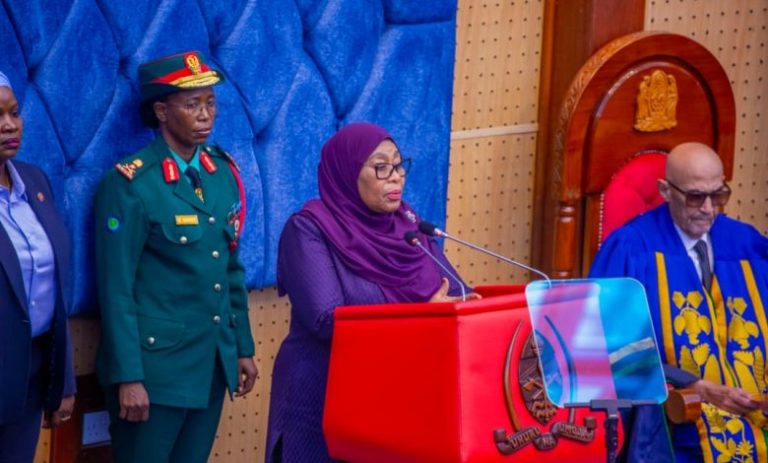 Samia akifungua Bunge