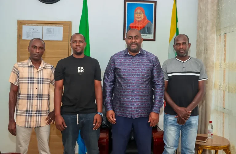 COMORO WAIPONGEZA TAIFA STARSBalozi wa Tanzania nchini Comoro,Saidi Yakubu leo amewapokea wache (1)