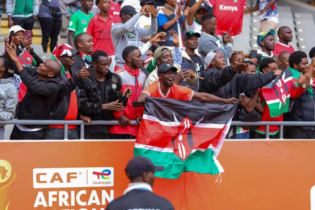 KENYAN-FANS-2