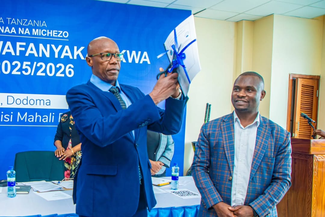 Naibu Katibu Mkuu wa Wizara ya Habari, Utamaduni, Sanaa na Michezo Ndg. Methusela Ntonda akikat